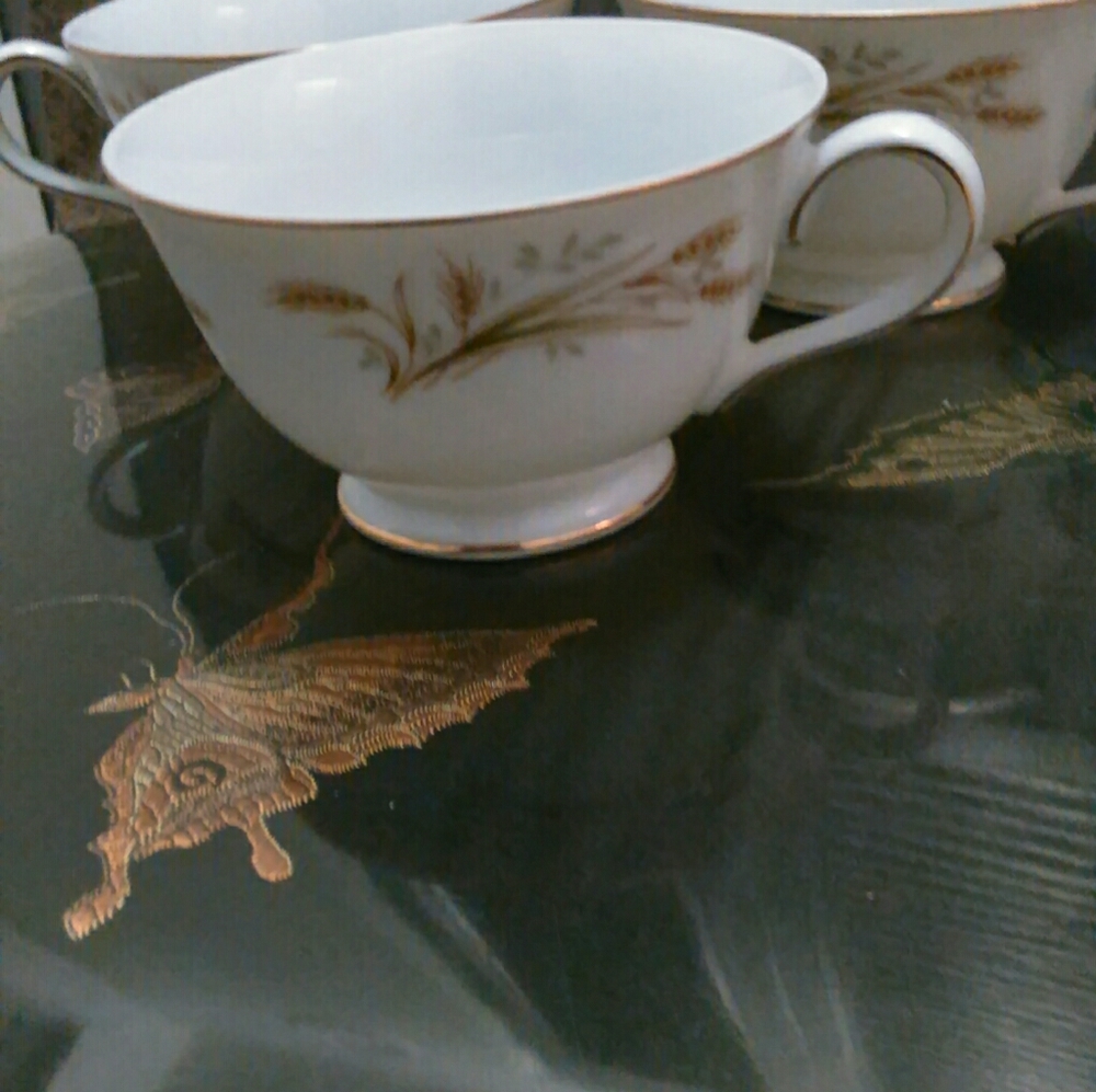 Crest Wood fine China cups set of (3)